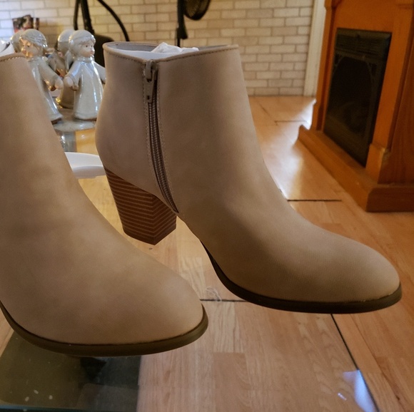 Unknown Shoes - SUEDE BOOTIES